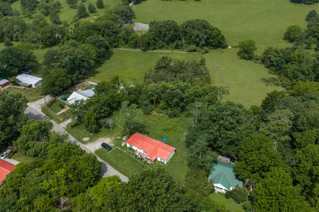 9947 Old Highway 46 Bon Aqua TN 37025