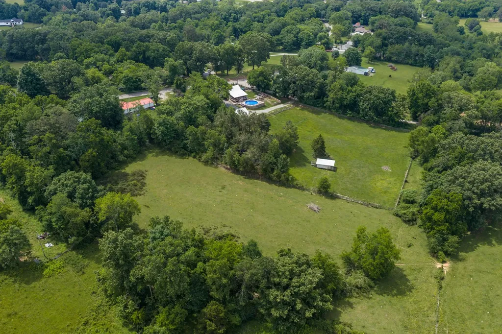 9947 Old Highway 46 Bon Aqua TN 37025