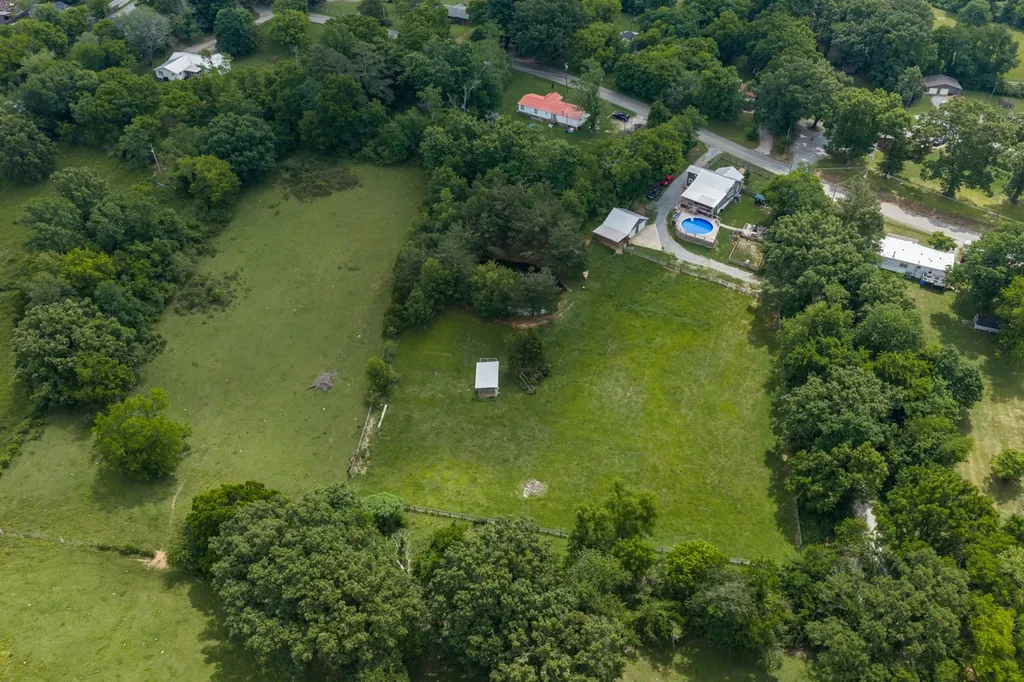 9947 Old Highway 46 Bon Aqua TN 37025