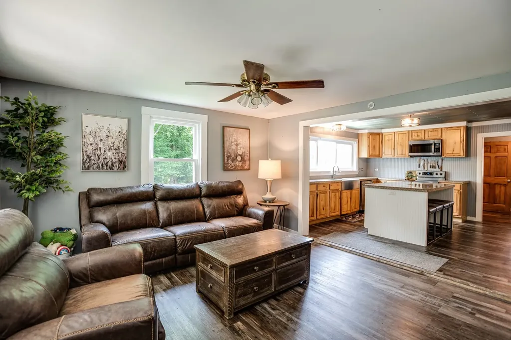 9947 Old Highway 46 Bon Aqua TN 37025