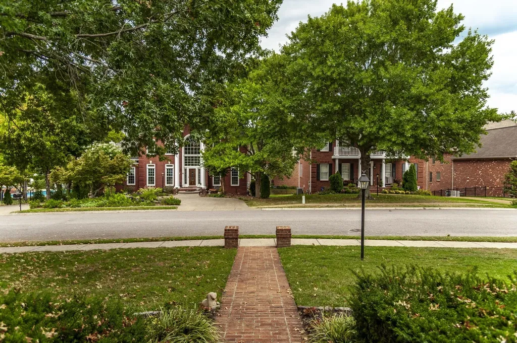 135 N Country Club Drive Hendersonville TN 37075