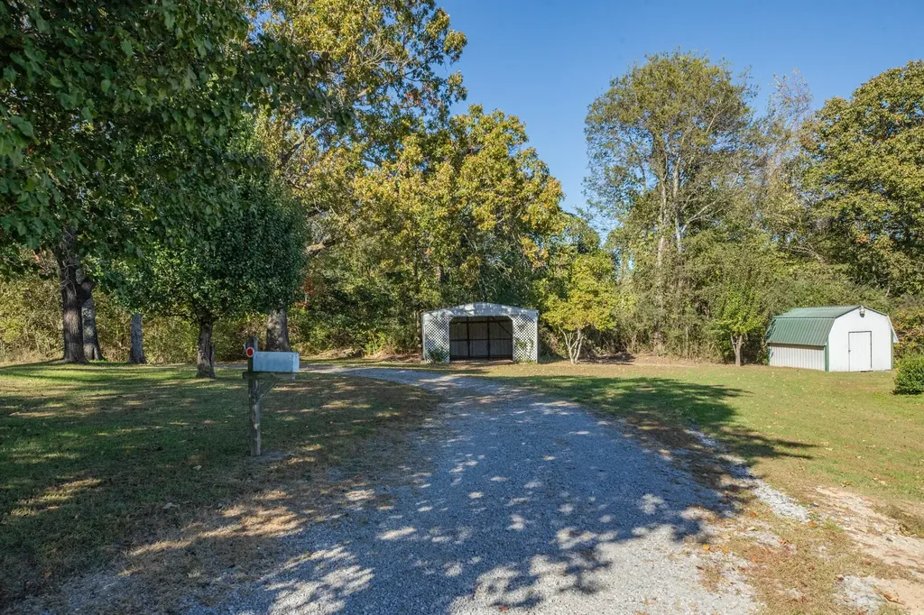 990 Community Road Nunnelly TN 37137