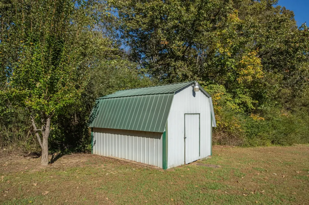 990 Community Road Nunnelly TN 37137