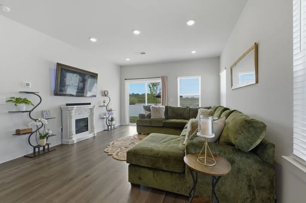 1752 Flora Grove Hermitage TN 37076