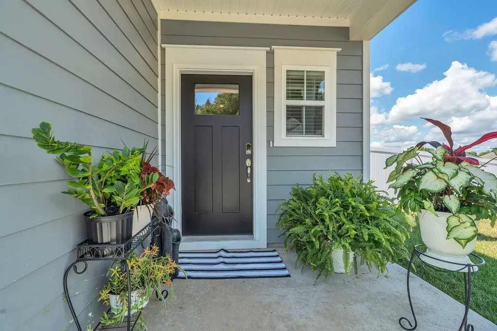 1752 Flora Grove Hermitage TN 37076