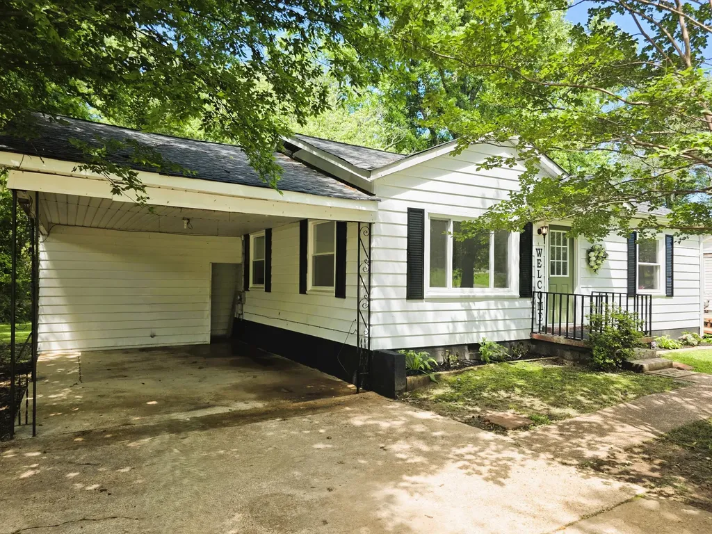 121 Turnpike Avenue Camden TN 38320