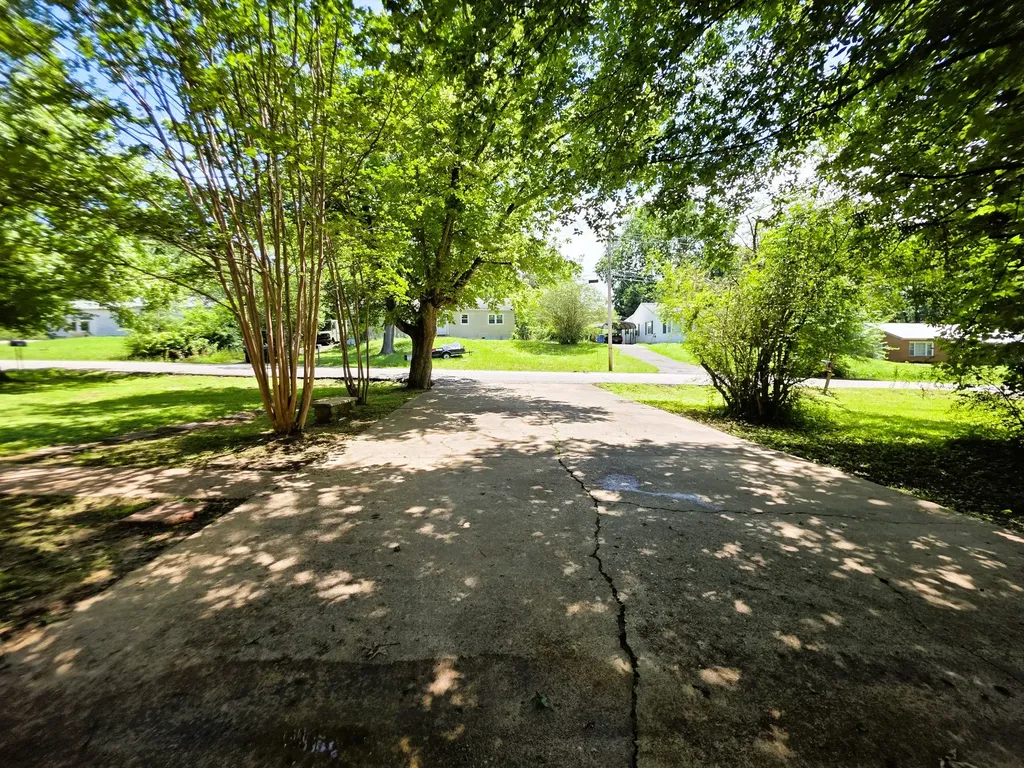 121 Turnpike Avenue Camden TN 38320