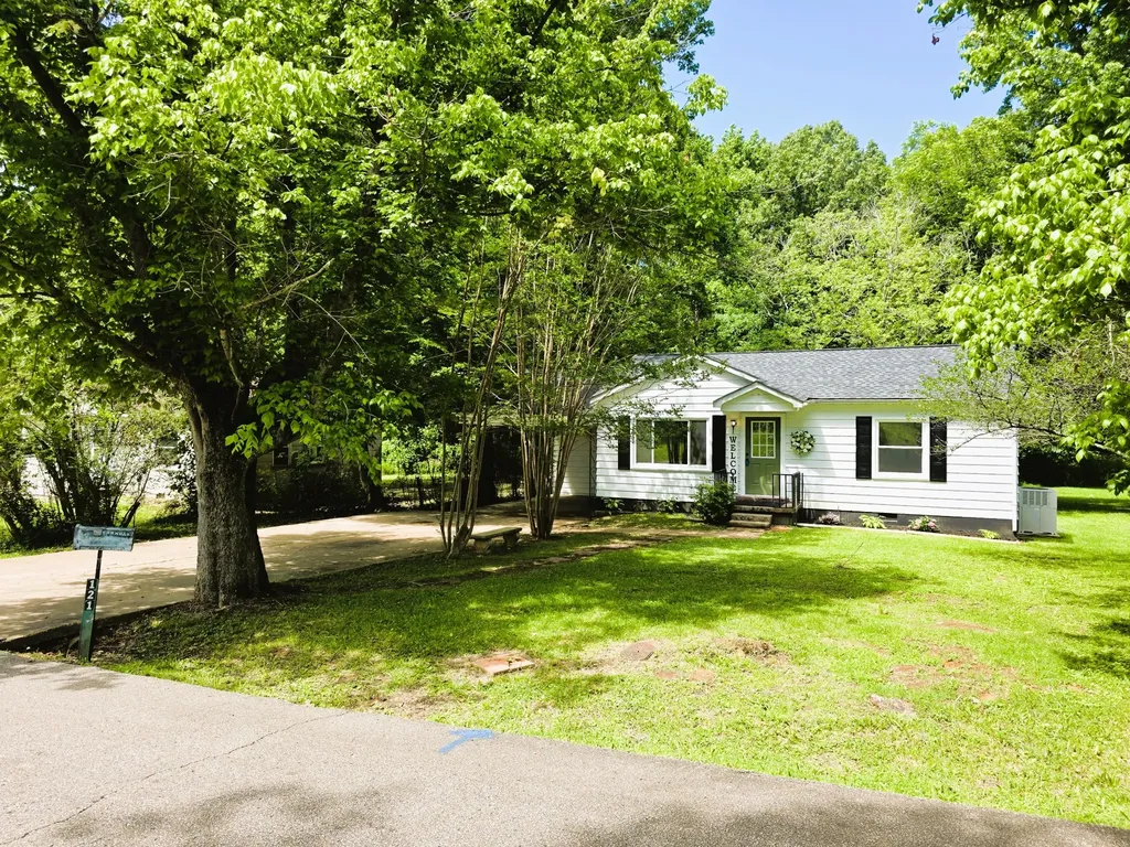 121 Turnpike Avenue Camden TN 38320