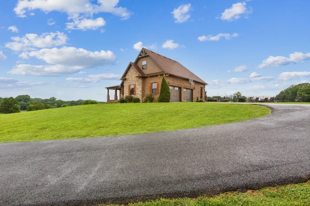 215 George Akins Road Westmoreland TN 37186