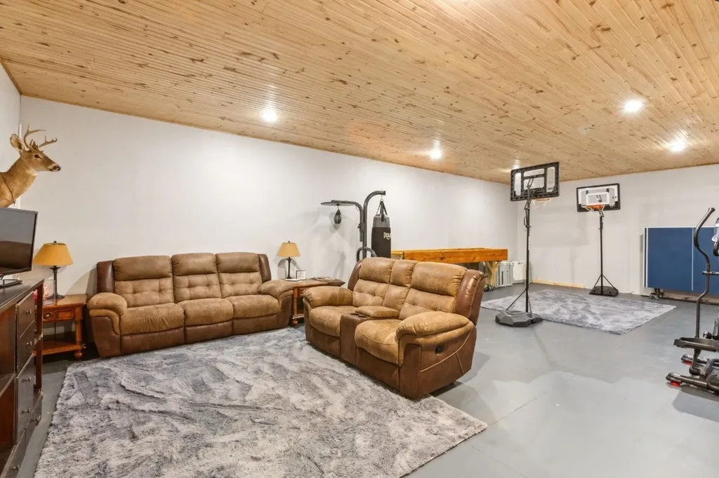 215 George Akins Road Westmoreland TN 37186