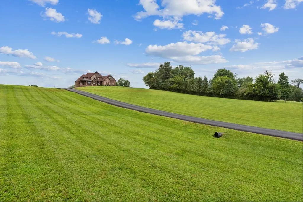 215 George Akins Road Westmoreland TN 37186