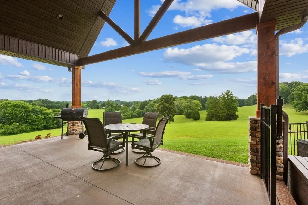 215 George Akins Road Westmoreland TN 37186