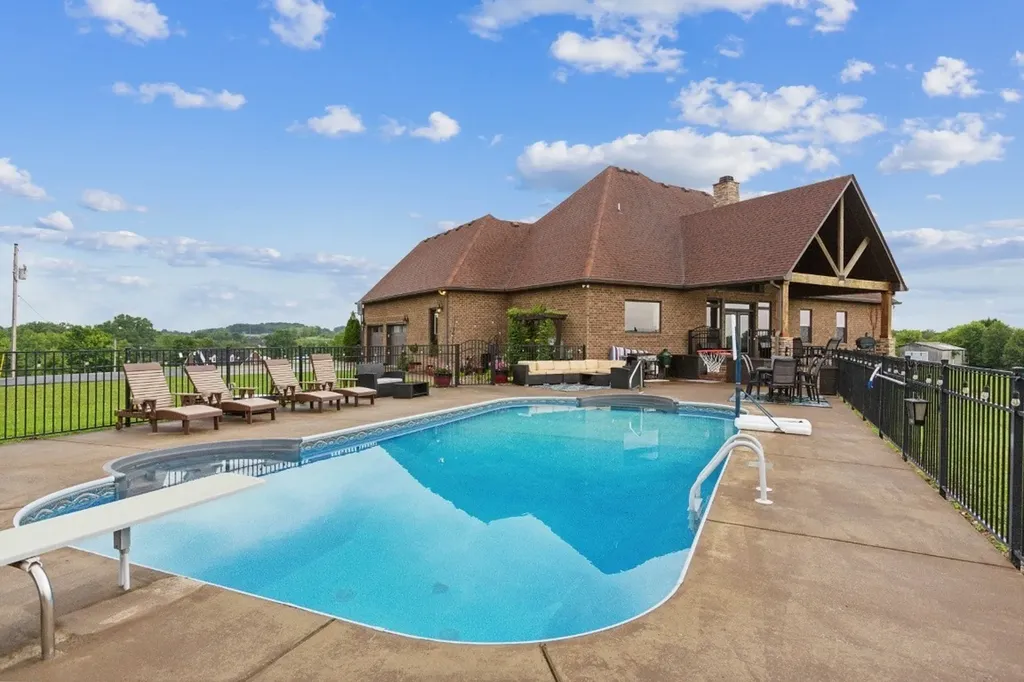 215 George Akins Road Westmoreland TN 37186