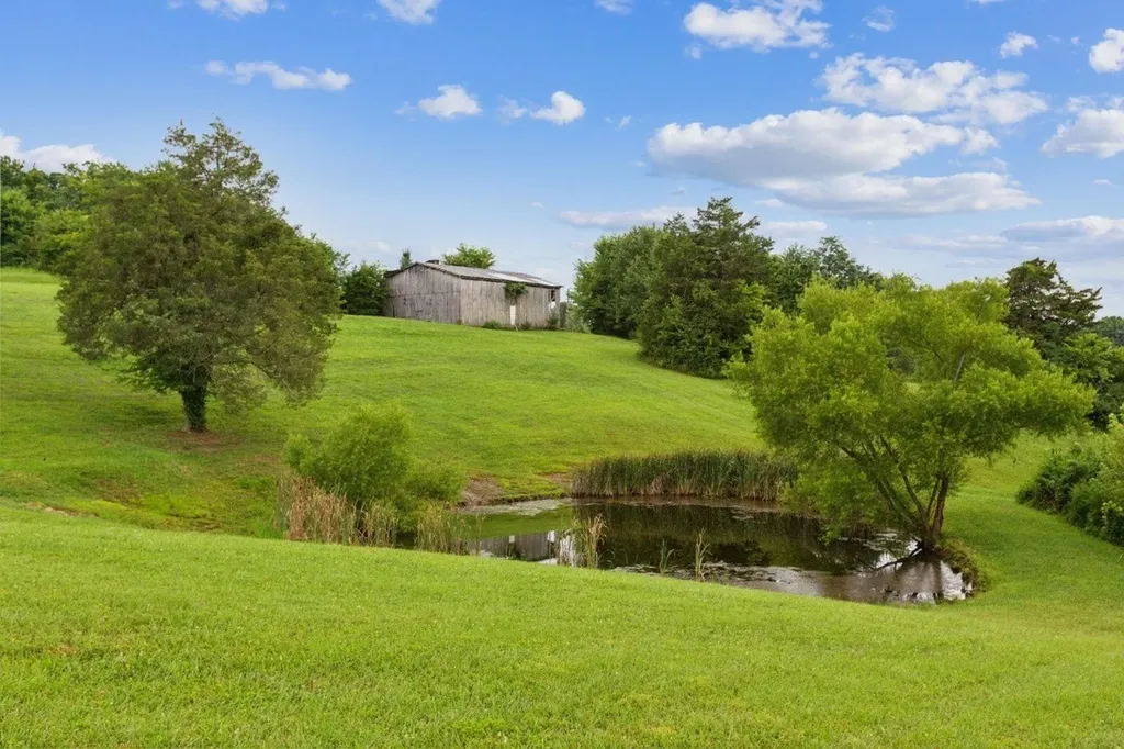 215 George Akins Road Westmoreland TN 37186