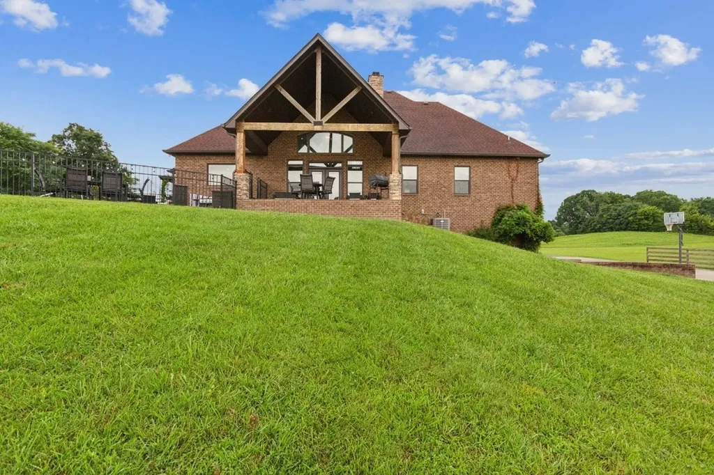215 George Akins Road Westmoreland TN 37186