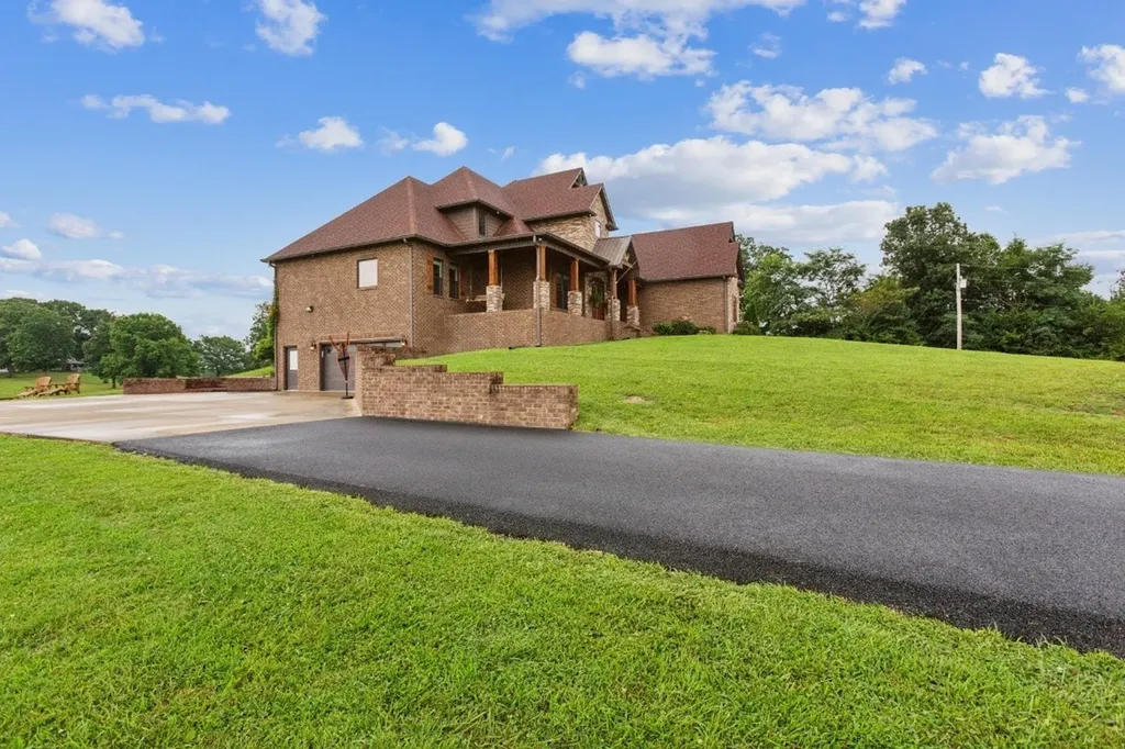 215 George Akins Road Westmoreland TN 37186