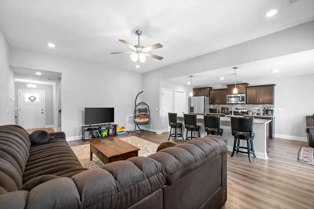 1042 Creek Way Clarksville TN 37042