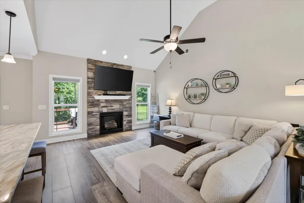 1035 S Ridge Trail Clarksville TN 37043