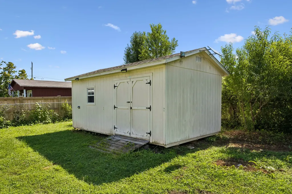 16 Delana Avenue Lawrenceburg TN 38464