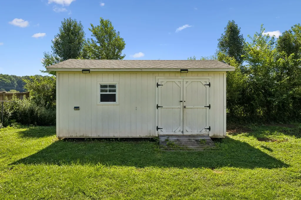 16 Delana Avenue Lawrenceburg TN 38464