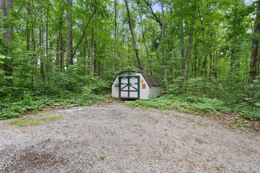 9849 Haynes Lane Bon Aqua TN 37025