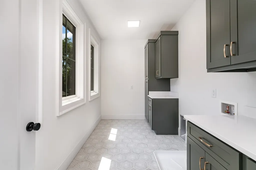 909B Gale Lane Nashville TN 37204