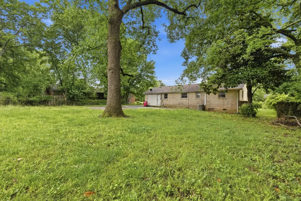 13 Charlemagne Boulevard Clarksville TN 37042