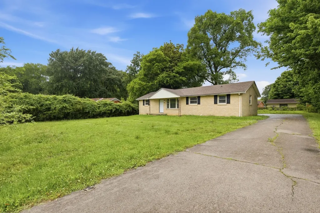 13 Charlemagne Boulevard Clarksville TN 37042