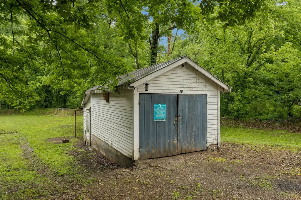 923 Highway 100, W Centerville TN 37033