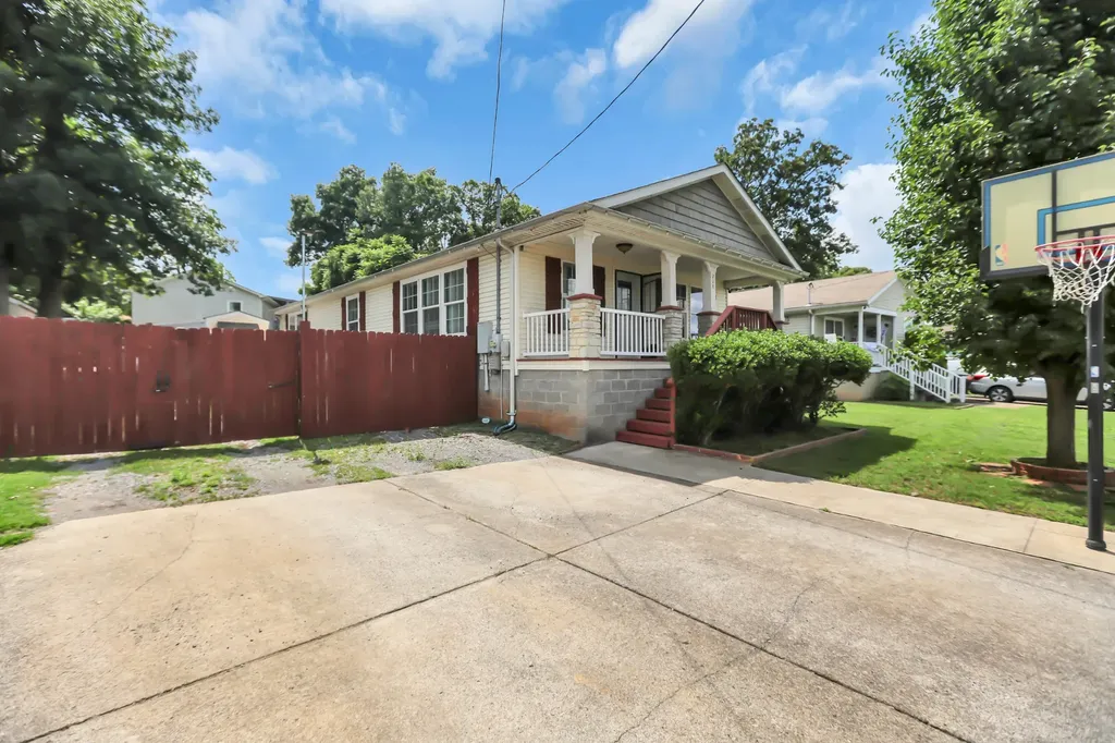 228 Oceanfront Cir, S Antioch TN 37013