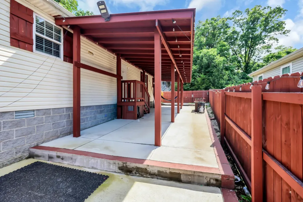228 Oceanfront Cir, S Antioch TN 37013