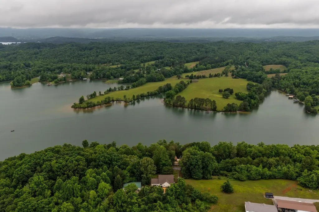 965 Lakewood Village Road Spring City TN 37381