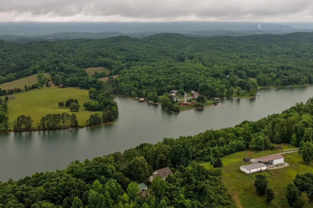 965 Lakewood Village Road Spring City TN 37381