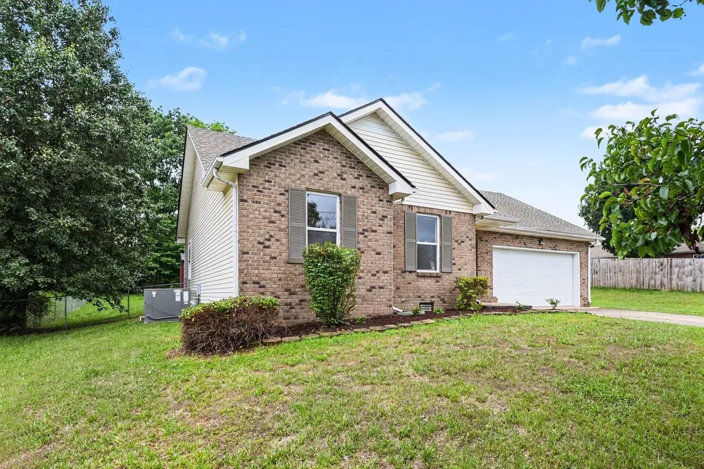 1774 Cabana Dr, NE Clarksville TN 37042
