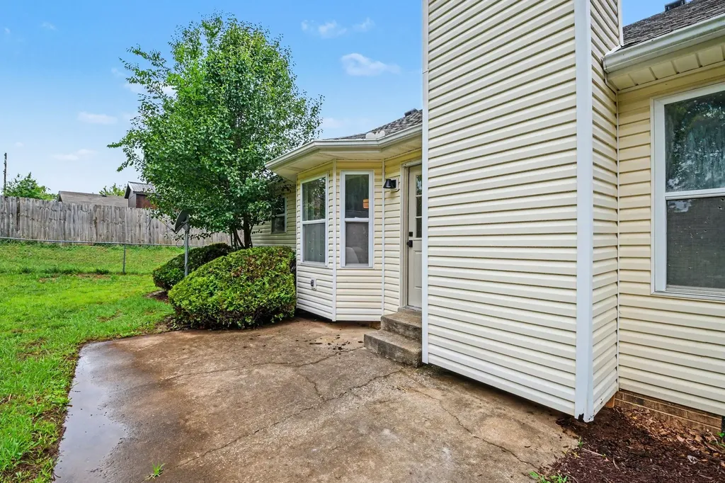 1774 Cabana Dr, NE Clarksville TN 37042