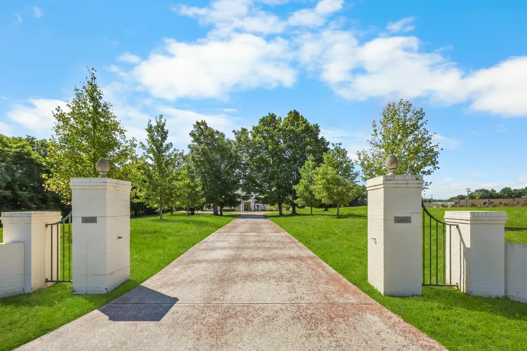 2360 Memorial Drive Extension Clarksville TN 37043