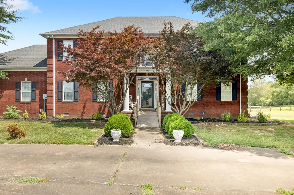 33 Bishop Road Lawrenceburg TN 38464