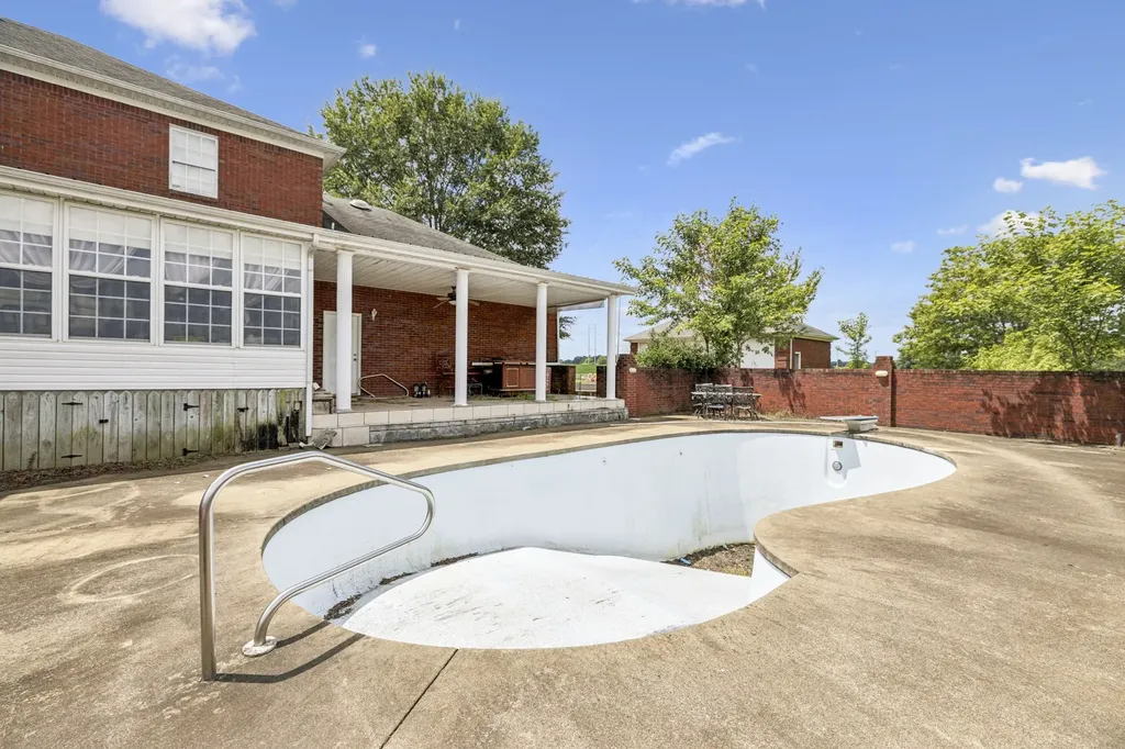 33 Bishop Road Lawrenceburg TN 38464