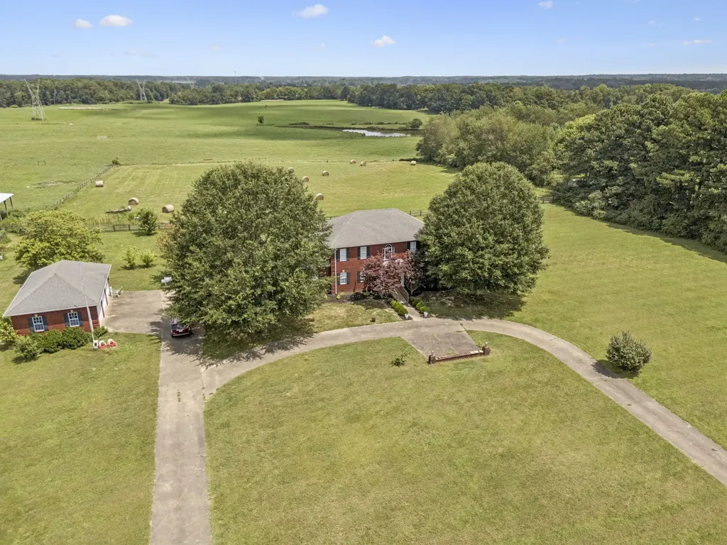 33 Bishop Road Lawrenceburg TN 38464