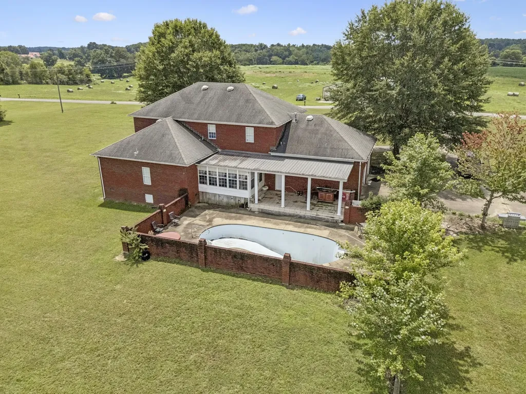 33 Bishop Road Lawrenceburg TN 38464