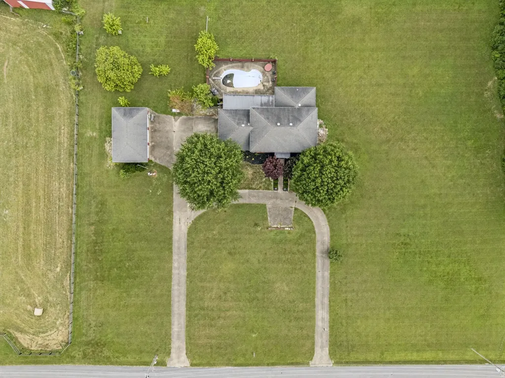 33 Bishop Road Lawrenceburg TN 38464