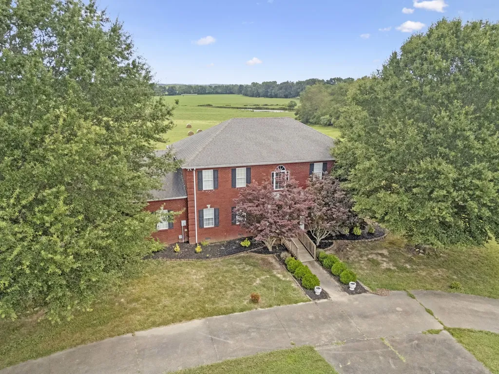 33 Bishop Road Lawrenceburg TN 38464