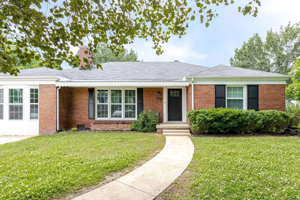 Lewisburg TN, 238 Elm Avenue