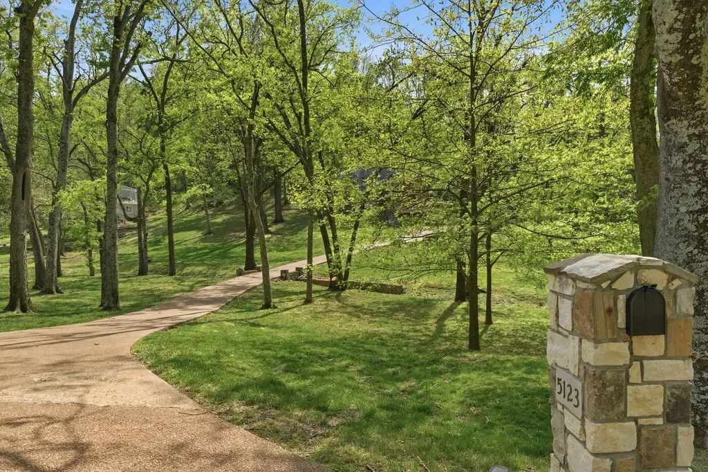 5123 Stanford Drive Nashville TN 37215