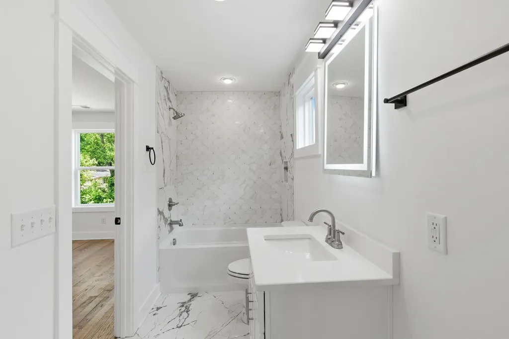 2006A 10th Ave, N Nashville TN 37208