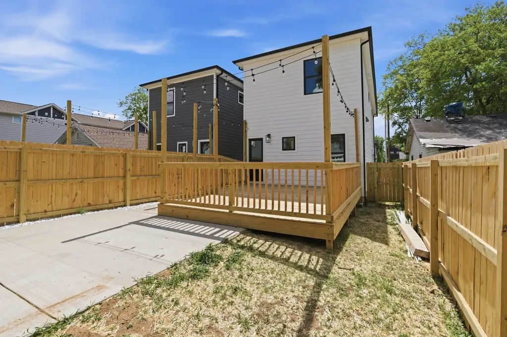 2006A 10th Ave, N Nashville TN 37208