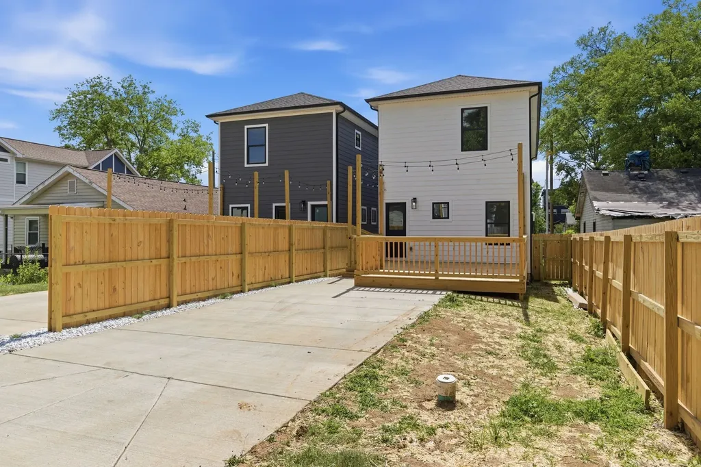 2006A 10th Ave, N Nashville TN 37208