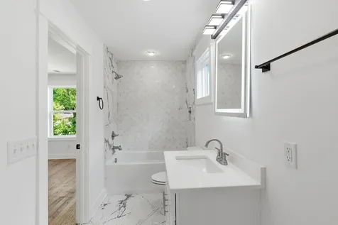 2006A 10th Ave, N Nashville TN 37208