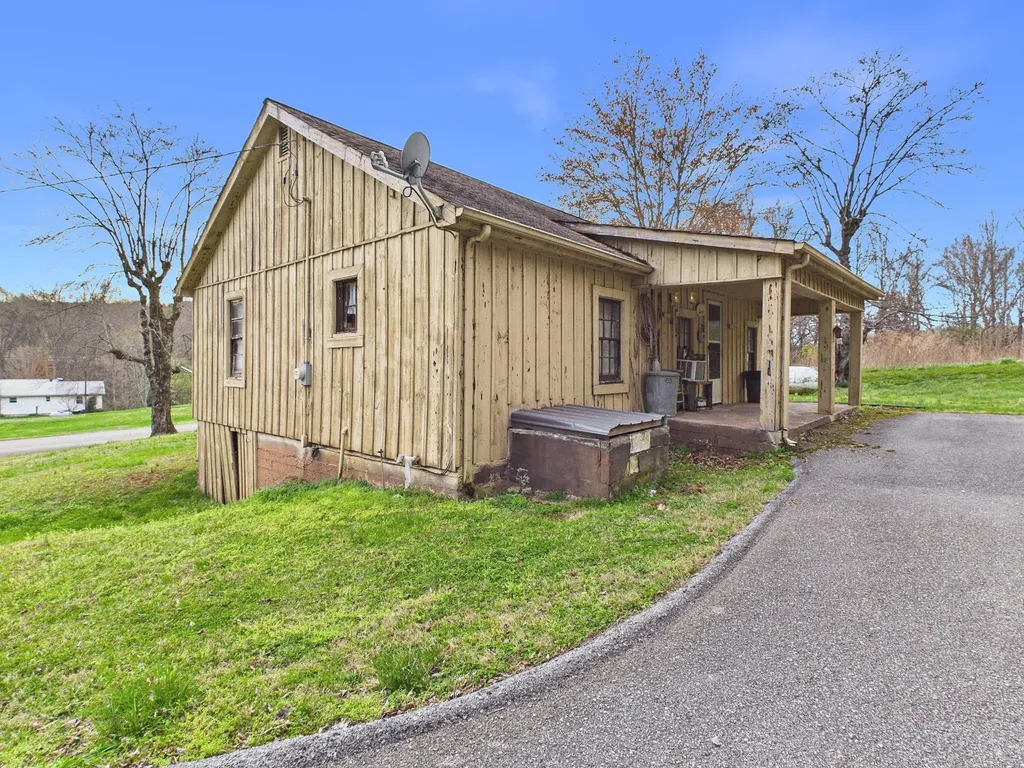 325 Countryside Lane Madisonville TN 37354