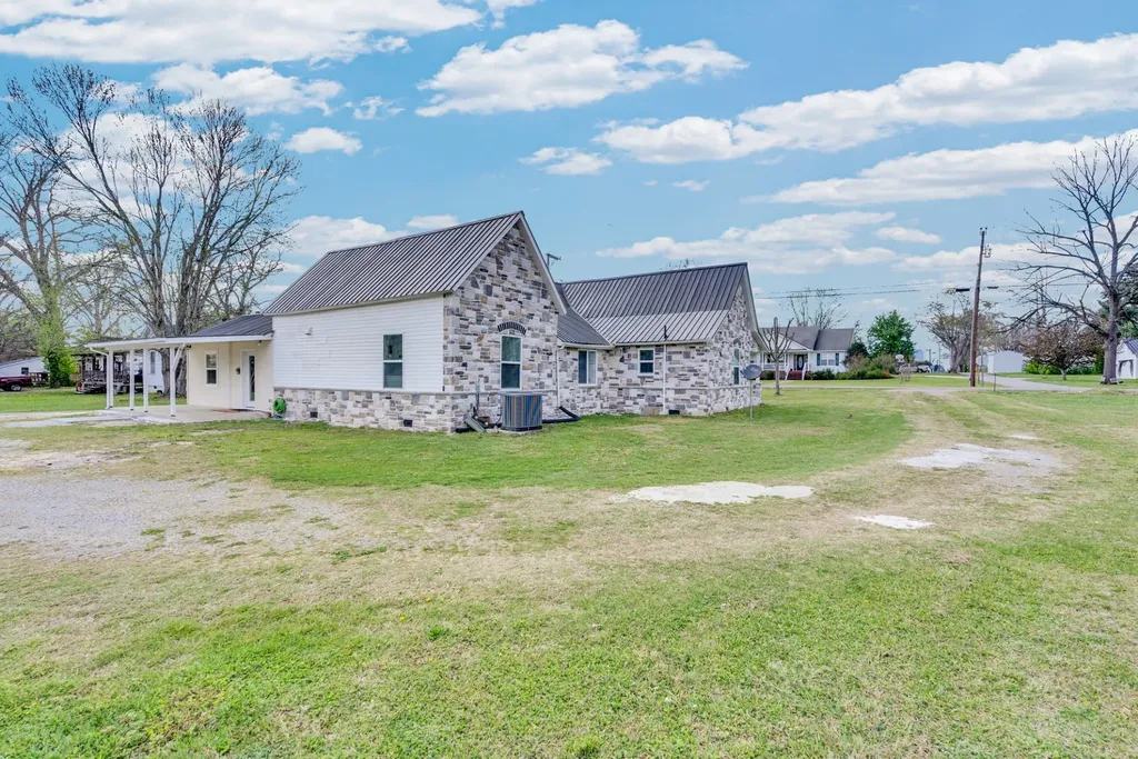 320 W King Street Morrison TN 37357